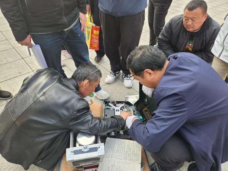 韩乐坊夜市里的称准吗?威海市市场监管局帮您检定!